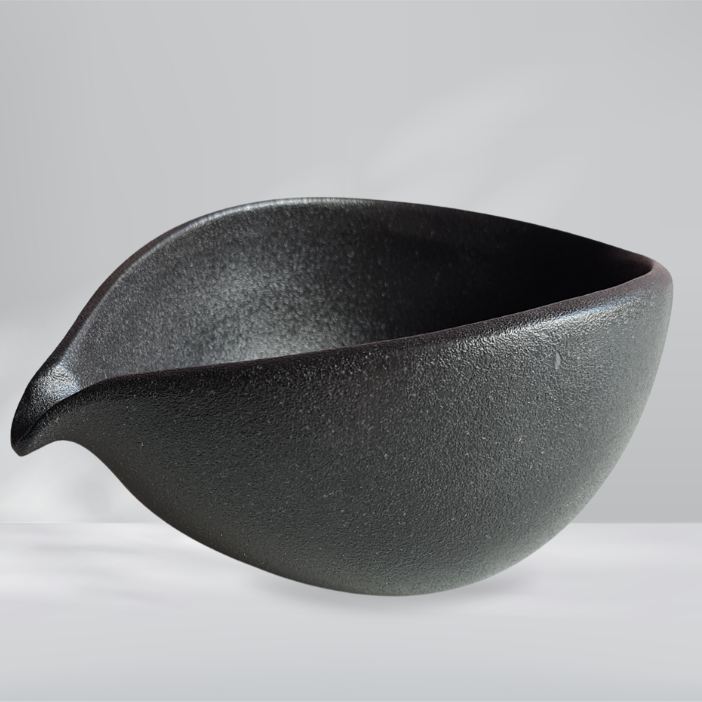Matcha whisking bowl - Ceramic bowl with serving spout