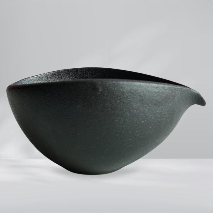 Matcha whisking bowl - Ceramic bowl with serving spout